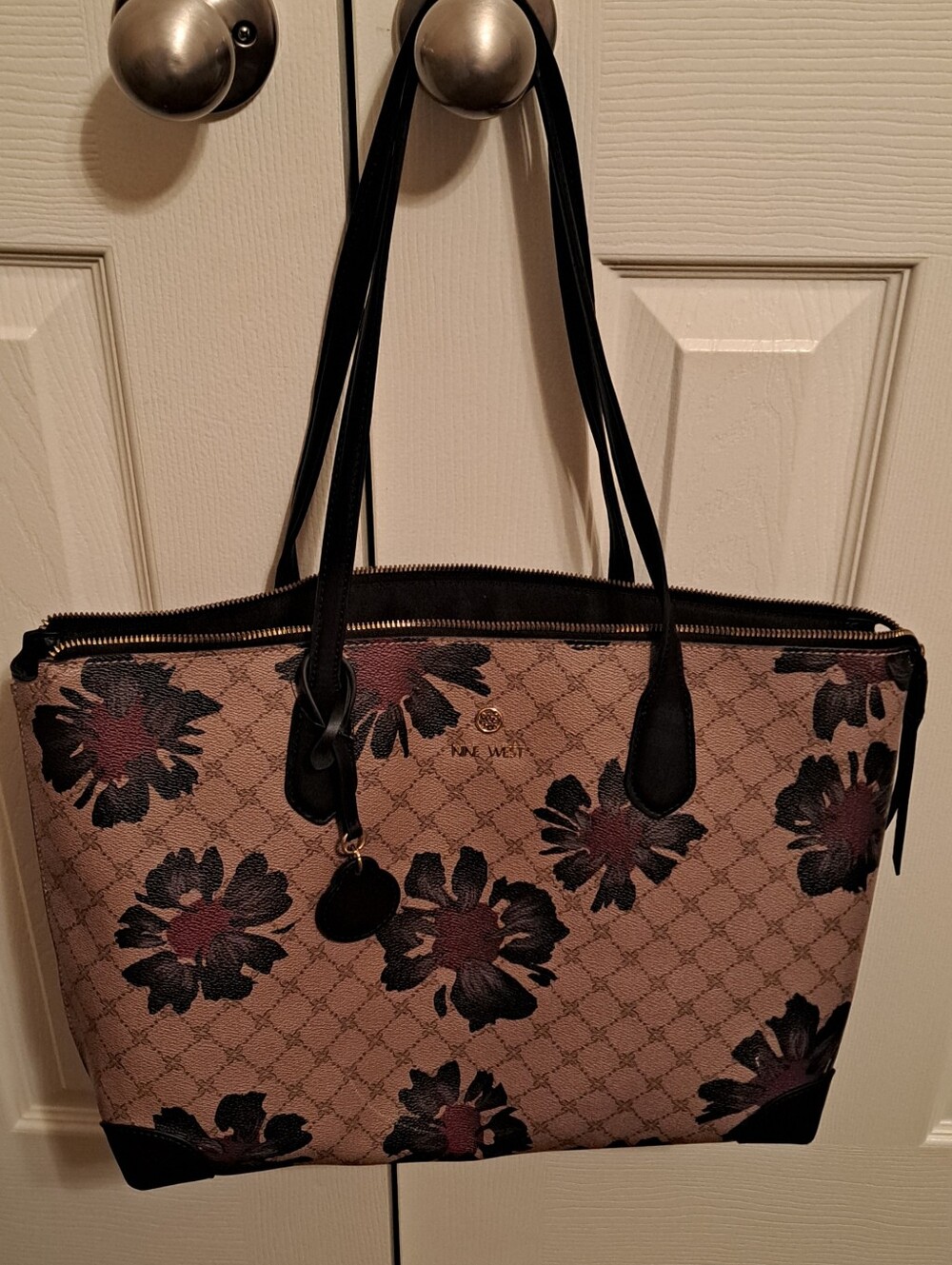 Nine West Tote with floral print good preloved condition w/ one small flaw pic 2
